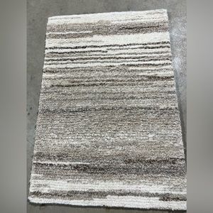 Pottery Barn Rug! NWT! Karsen Tuffed Rug size 2x3.